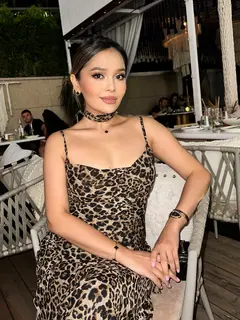 Aknur escort in Paris