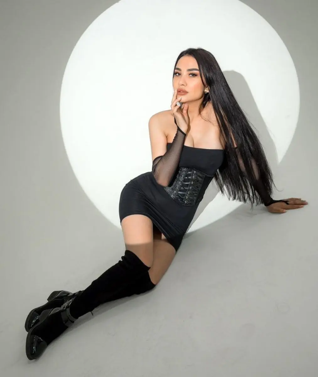 Amida escort in Paris