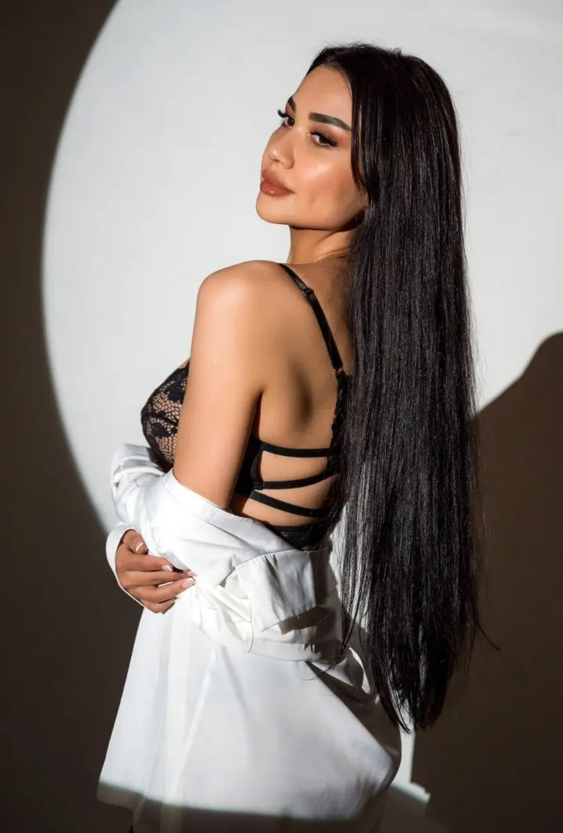 Amida escort in Paris