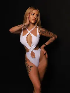 Elly escort in Paris
