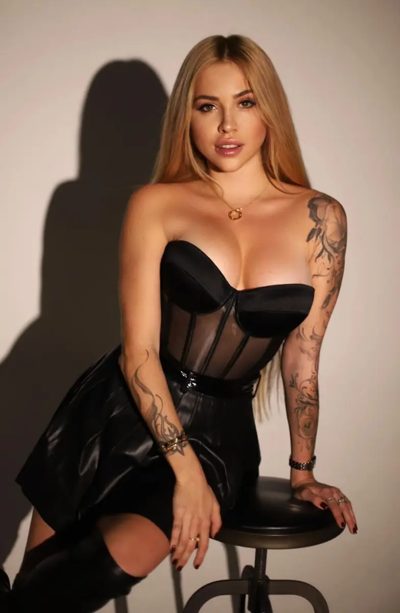 Elly escort in Paris