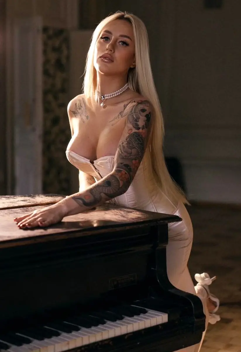 Gretta escort in Paris