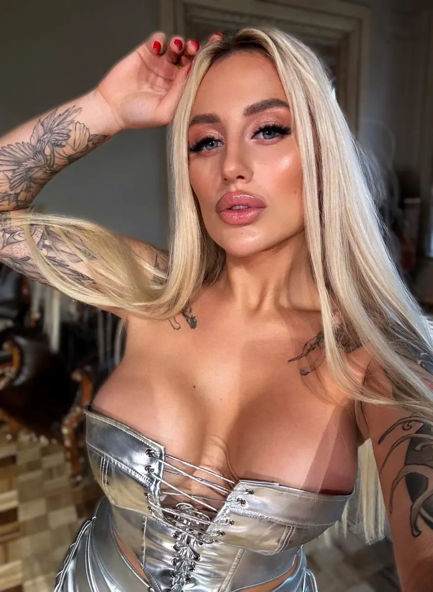 Gretta escort in Paris