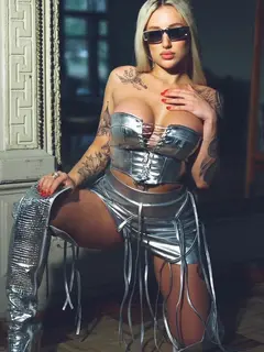 Gretta escort in Paris