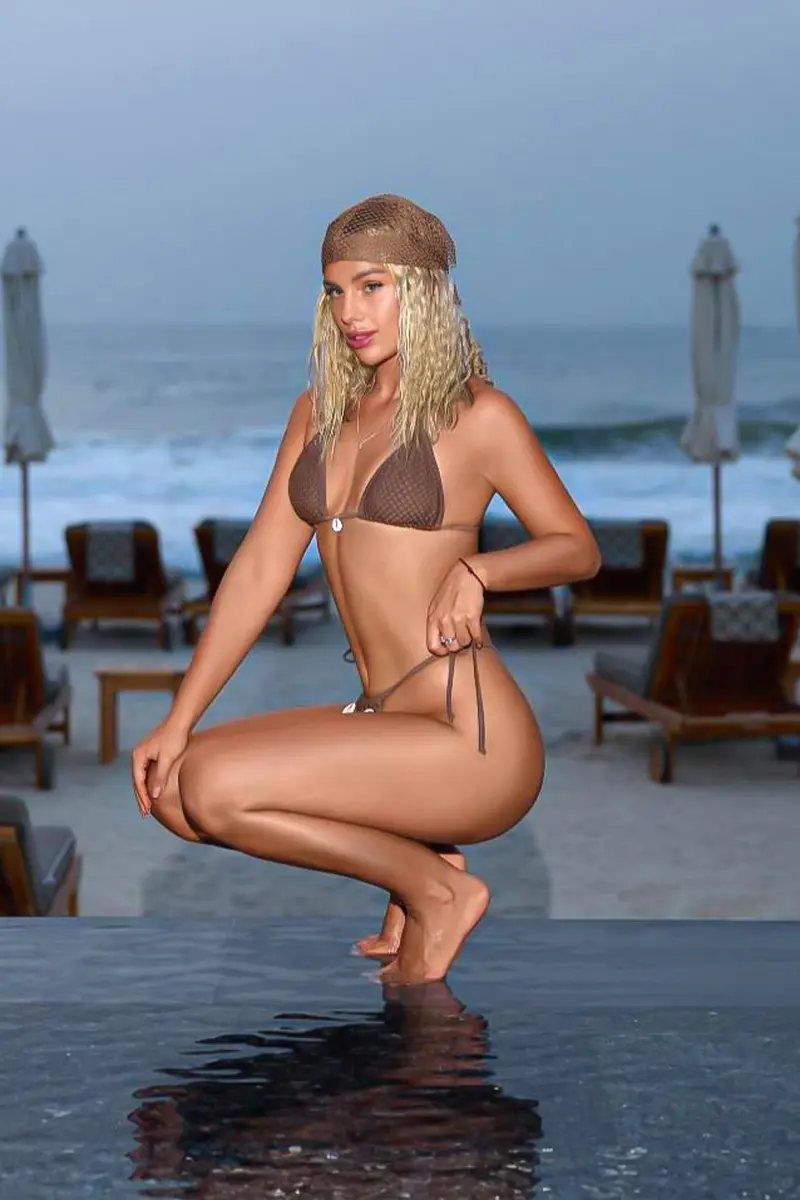 Maria escort in Paris
