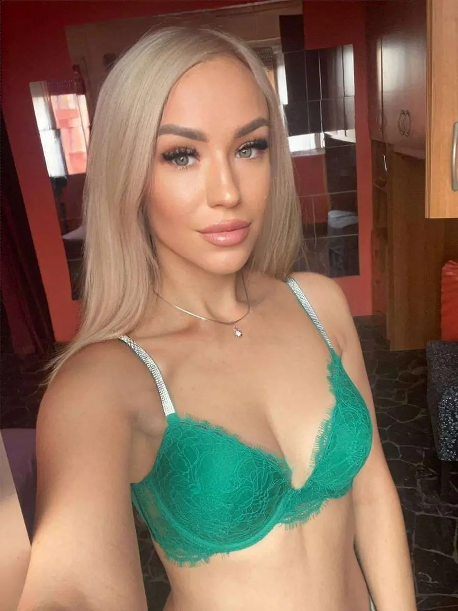 Masha escort in London