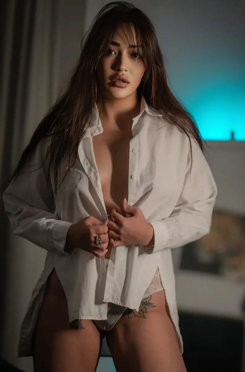 Nely escort in Paris