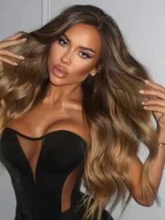 Sarona escort in Paris