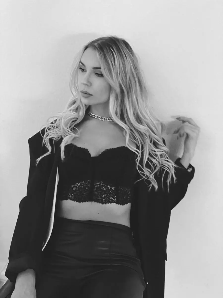 Yana escort in London